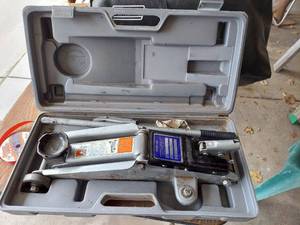 lot 6543 image: 2 Ton Hydraulic Jack - Case Hinge is Broke