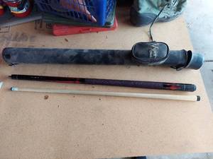 lot 6558 image: Viper Jointed Pool Cue with Case - 19 oz