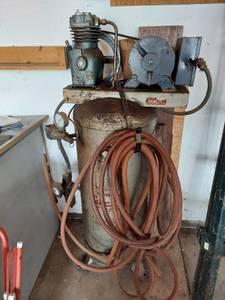 lot 6560 image: Air Compressor with Hose