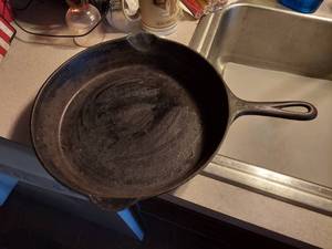 lot 6581 image: Griswold Cast Iron Skillet