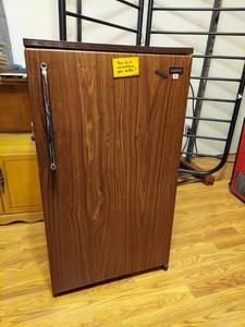 lot 6590 image: Sanyo Dorm Refrigerator - Contents Not Included