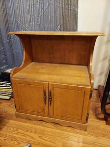 lot 6591 image: End Table  Night Stand