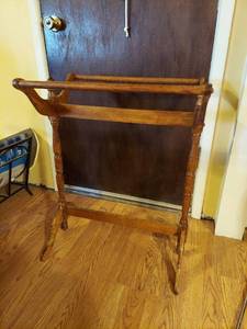 lot 7319 image: Oak Quilt Rack