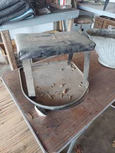 lot 7427 image: Creeper Stool