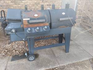 lot 7444 image: Brinkmann LP  Charcoal Grill - Missing Burner Covers