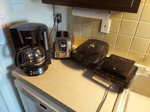 lot 7448 image: 4 Kitchen Appliances - Coffee Maker, Toaster, Forman Grill and Sandwich Maker