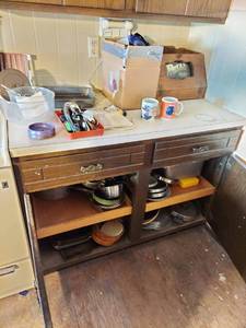 lot 7600 image: All Remaining in Kitchen - Jar Mugs, Bread Box and Dishes