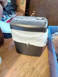 lot 7604 image: Paper Shredder