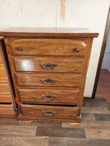 lot 7607 image: 5 Drawer Chest of Drawers - Bottom Drawer has Loose  Missing Glide