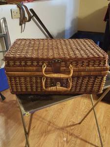 lot 7234 image: Picnic basket