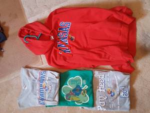 lot 7259 image: KU Jayhawk attire