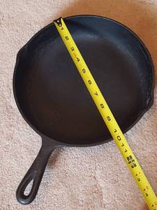 lot 7264 image: Cast iron skillet, no name