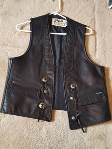lot 7367 image: Leather vest, size medium