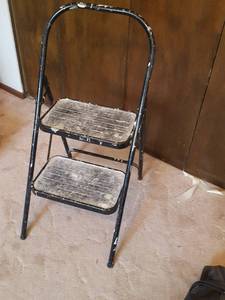 lot 7372 image: Folding step stool