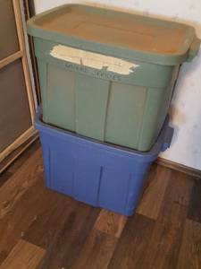 lot 7383 image: 2 Rubbermaid roughneck storage totes