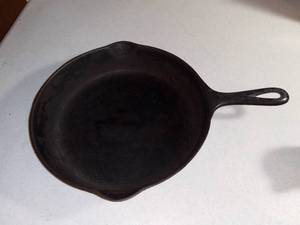 lot 4006 image: Vintage Griswold Cast Iron Skillet No.8 704