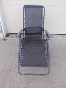 lot 4008 image: Nice Zero Gravity Chair In Good Condition With Adjustable Pillow