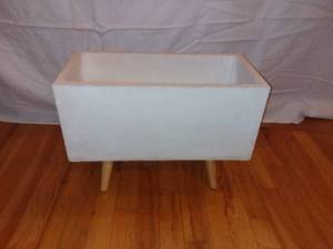 lot 4014 image: Mid Century Style Chalk Planter With Wood Feet