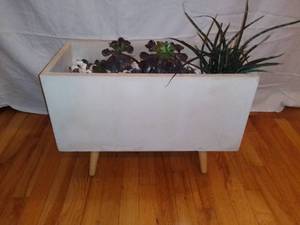 lot 4015 image: Mid Century Style Chalk Planter With Wooden Feet