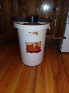 lot 4026 image: Vintage Dixie Belle Hand Crank Ice Cream Maker