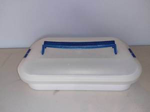 lot 4759 image: Mainstays 11.25 x 17.25 x 4 Inch Cake Carrier