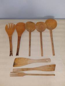 lot 4762 image: Lot of 8 Wood Utensils