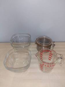 lot 4764 image: Pyrex 2 Cup Glass Measuring Cup and 2 Rubbermaid Bowls