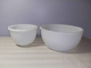 lot 4772 image: Glasbake Sunbeam Large Mixing Bowl and Smaller White Mixing Bowl