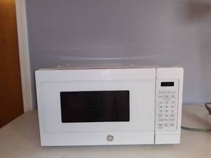 lot 4951 image: Great Little GE Microwave In Great Condition Tested And Working