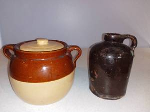 lot 4985 image: Lot Of 2 Ceramic Home Decor Items Jug And Jar In Great Condition