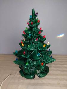 lot 4990 image: Vintage Atlantic Mold Ceramic Light Up Christmas Tree 16 Inch