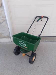 lot 5000 image: Scotts Speedy Green 3000 Spreader
