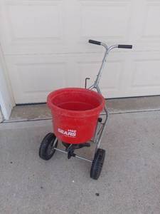 lot 5002 image: Sears 1100 Spreader