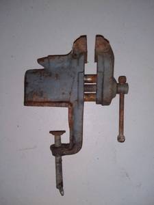 lot 5013 image: Small Bench Vise
