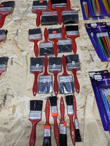 lot 125 image: (20) Plastic Paint Brushes