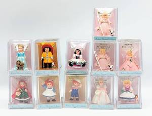 lot 7040 image: (11) Hallmark Keepsake Madame Alexander Collection