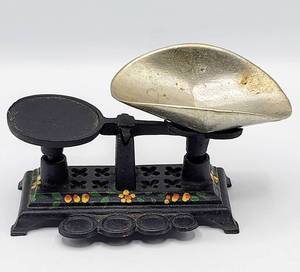 lot 7005 image: Miniature Cast Iron hand-painted Scale