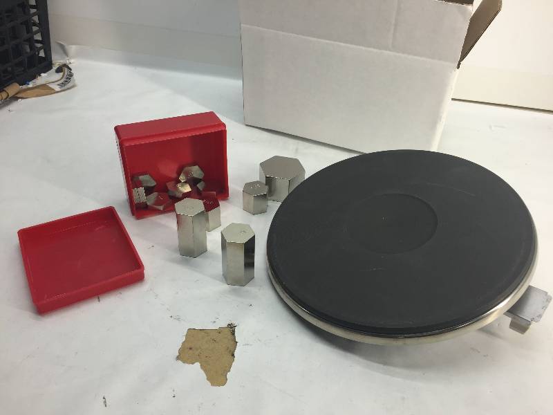 lot 1058 image: LOT OF CUSTOMARY WEIGHT SET  AND A HEATING ELEMENT