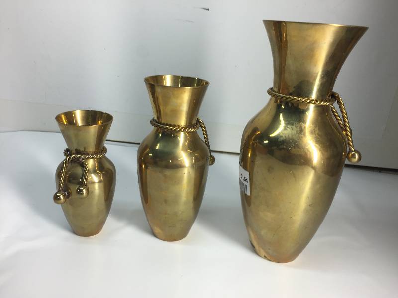lot 1164 image: Lot of 3 brass flower vases