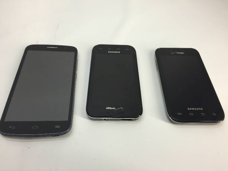 lot 1077 image: LOT OF 3 CELL PHONES (UNTESTED)