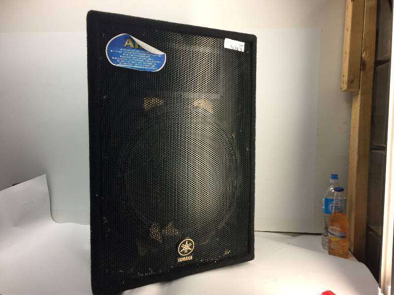 lot 1047 image: yamaha a15 pa speaker (damaged cabnet)