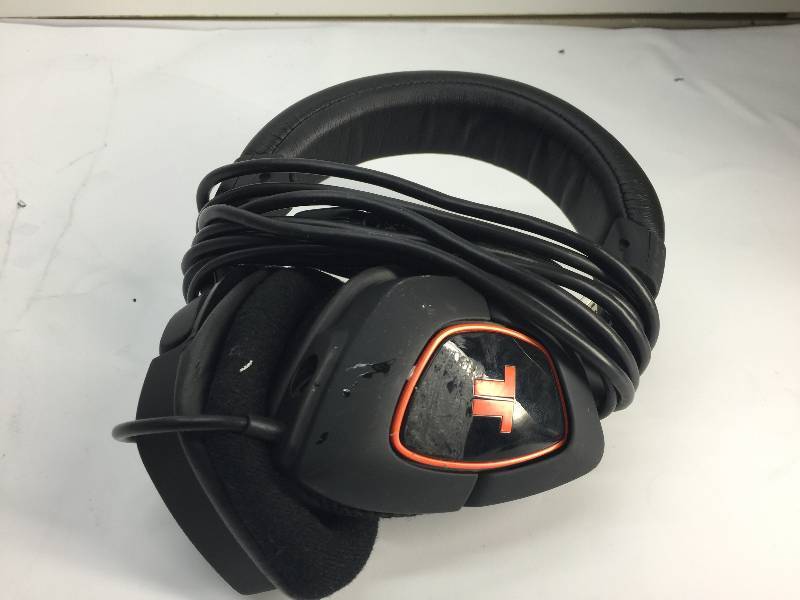 lot 1059 image: computer headphones
