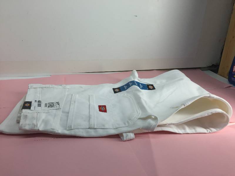 lot 1142 image: SIZE 36X32 WHITE DICKIES RELAXED FIT