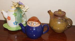 lot 5033 image: Lot of cute and collectible Tea Pots Tetley, Stoneware and Gift Set