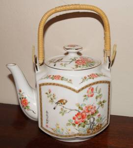 lot 5035 image: Vintage Collectible Porcelain Tea Pot - JAPAN - w wicker handle - Very nice and beautiful