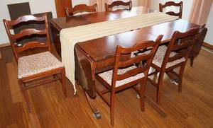 lot 5031 image: Gorgeous Vintage Mahogany Dining Room Table with 3 Leaves and 6 Chairs -  (see matching buffet on lot# 5032)