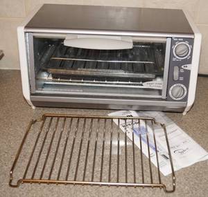 lot 5105 image: Toaster Oven - Black and Decker - Very Clean Heated Up Quick when plugged in