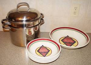 lot 5106 image: Spaghetti Lovers Lot - Pasta serving Dish and Bowls with a large cooking pot & Colanders