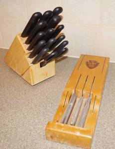 lot 5107 image: Lot of Knives and Storage Blocks - Collectible FLINT knives set
