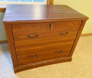 lot 5156 image: Locking File Cabinet w 2 keys